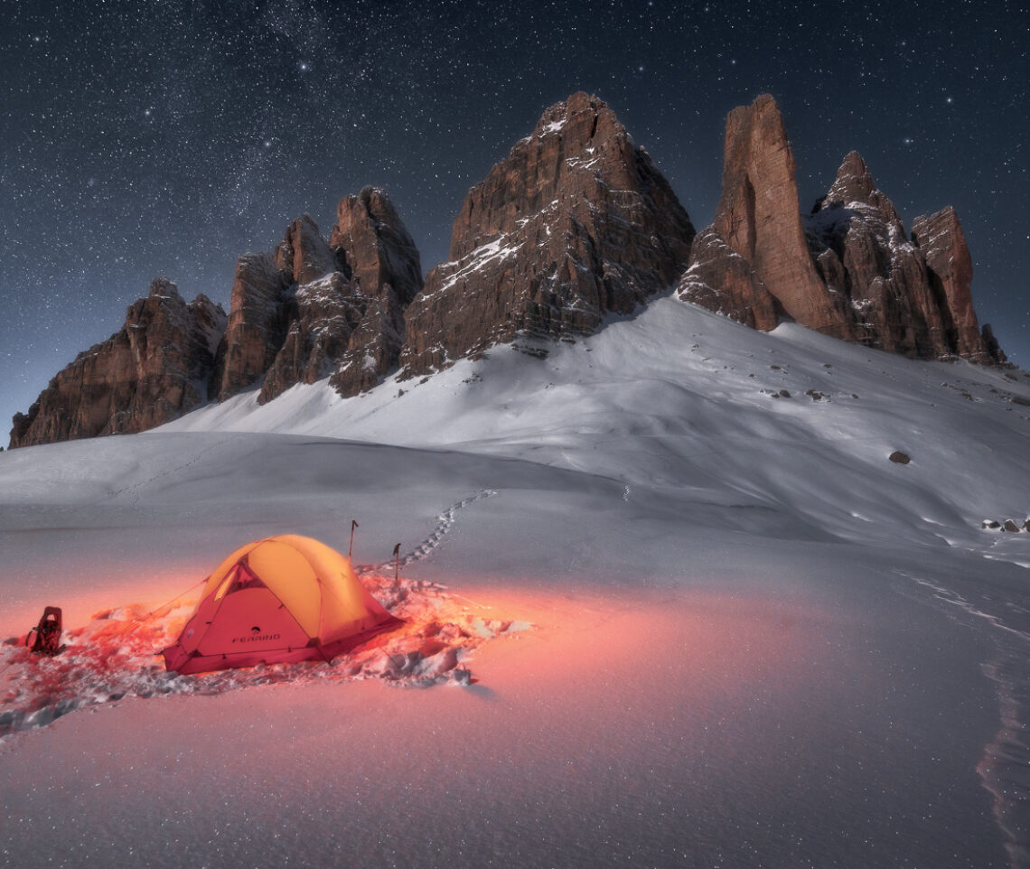 Io, la Luna, le stelle e le Tre Cime di Lavaredo. Notti magiche d’inverno. Dolomiti di Sesto, Italia.