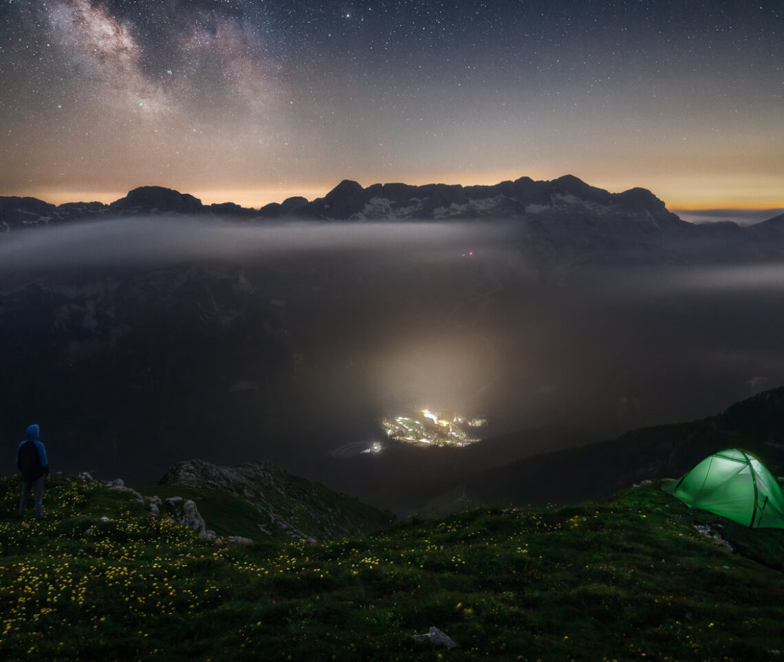 Sopra le nuvole si apre l’infinito. Alpi Giulie, Italia.