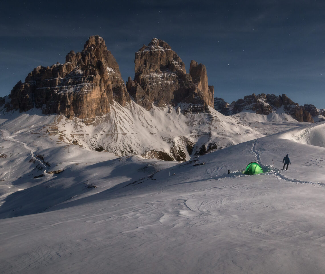 Notti invernali di Luna e sogni. Dolomiti di Sesto, Italia.