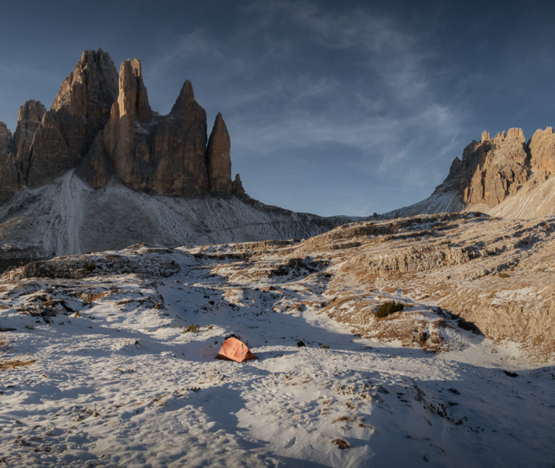 Arriva l’inverno nel Parco Naturale Tre Cime, Dolomiti di Sesto, Italia.