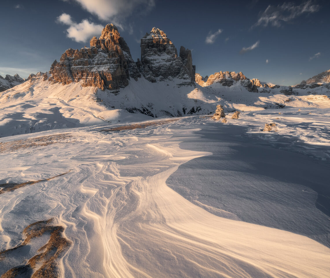 Regni antichi risplendono alle ultime luci di una fredda giornata invernale. Dolomiti di Sesto, Italia.