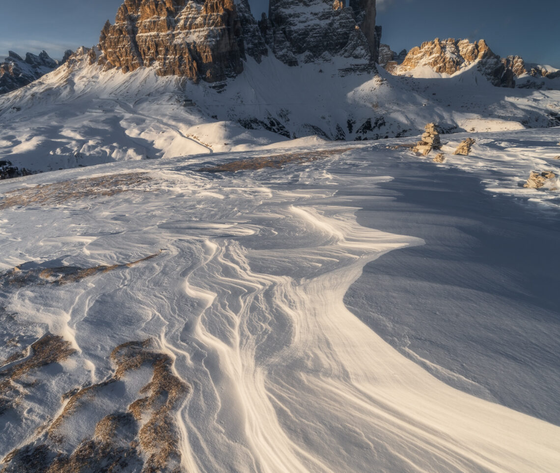 Le linee scolpite sulla neve indicano la via verso la bellezza. Dolomiti di Sesto, Italia.