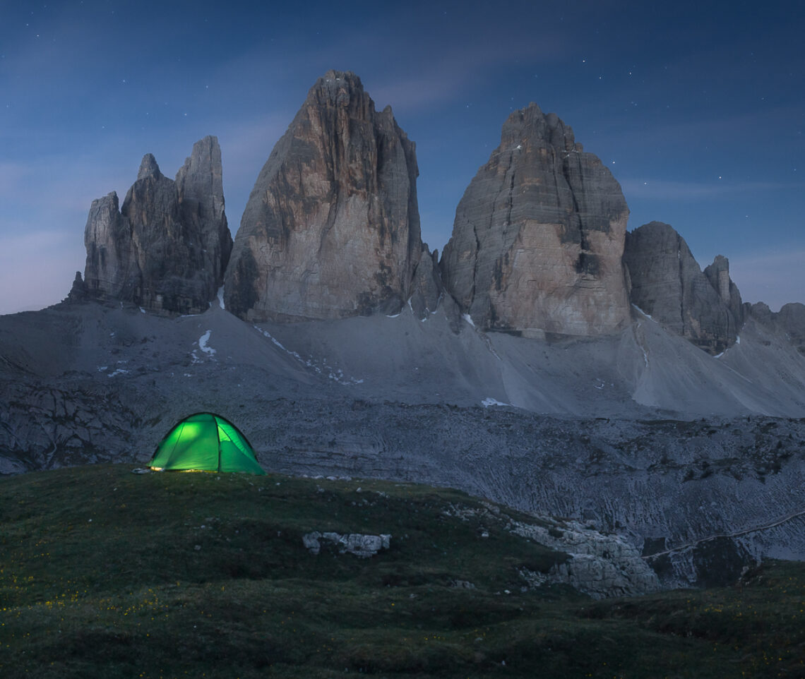 Il silenzio dell’ora blu mattutina alle Tre Cime di Lavaredo, Italia.