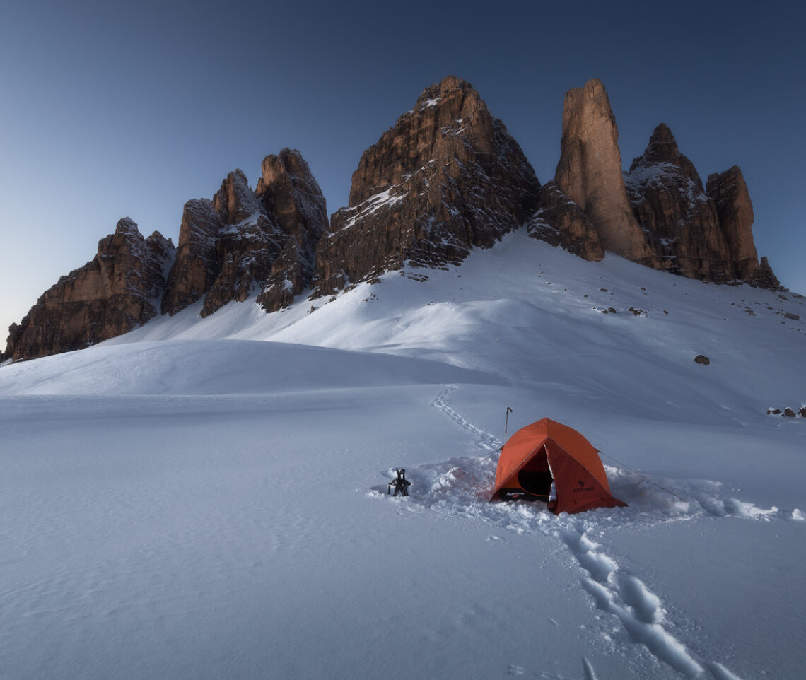 Avvolto in un’altra dimensione. Crepuscolo d’inverno alle Tre Cime di Lavaredo, Italia.