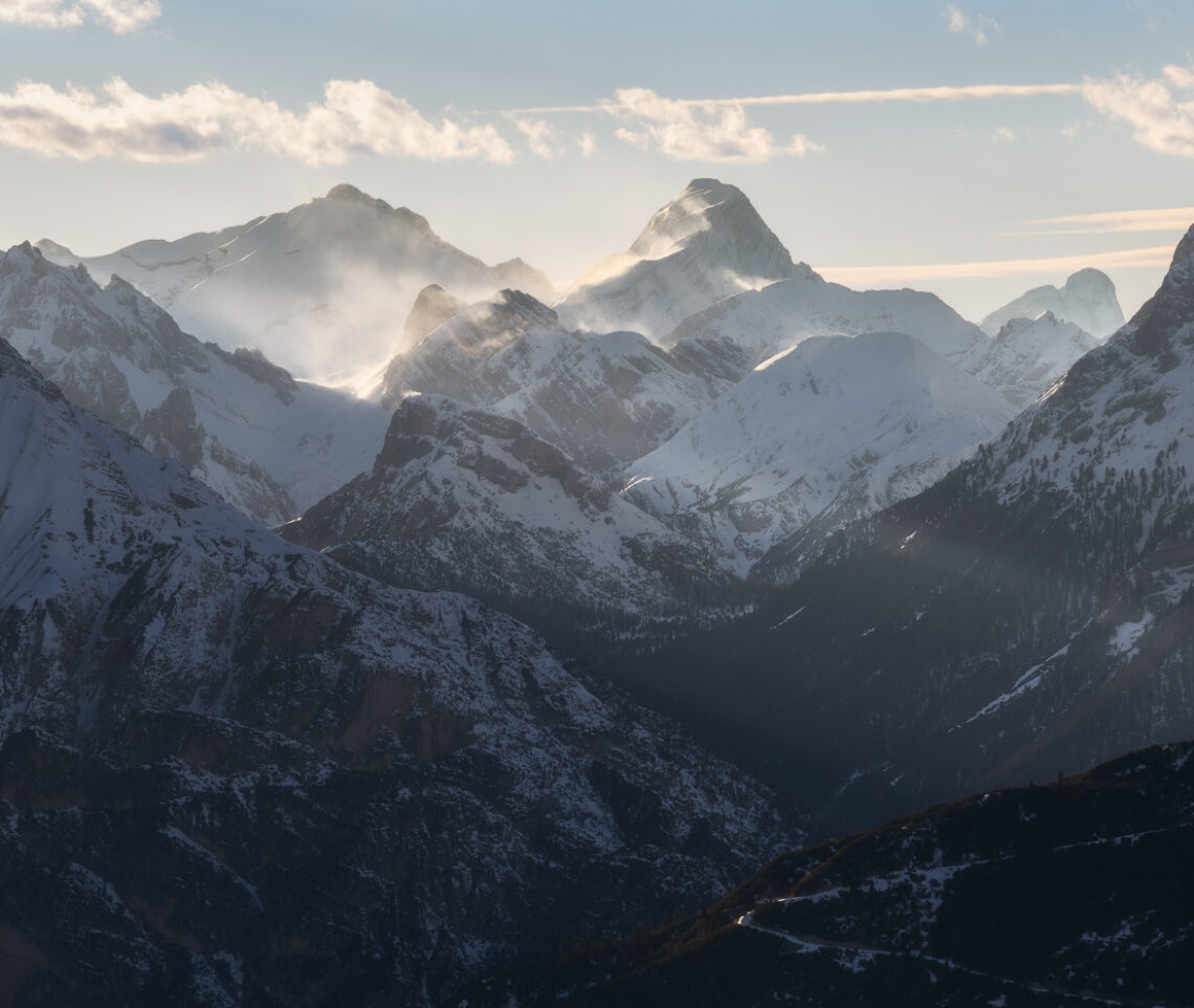 Il forte vento sferza le cime più alte, alzando nuvole di cristalli di ghiaccio per centinaia di metri. Dolomiti Orientali di Badia, Italia.